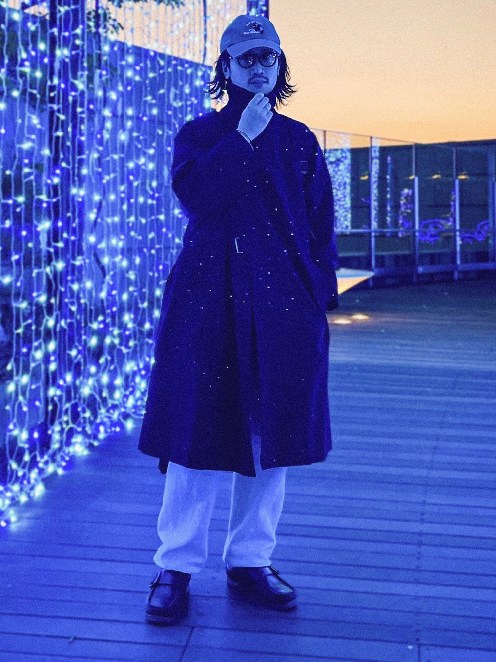 「クリスマスに着たい服、イルミネーション、ビッグシルエット、古着MIX、古着、キャップ、メガネ男子、タイロッケンコート、トレンチコート、スウェットパンツ、革靴、guepard」｜「COMOLIの18AW ウールサージ タイロッケンコート / NAVY（トレンチコート、ブルー系）」を使った、Kottamさん（メンズ・170cm）の冬コーディネートの1枚目の写真