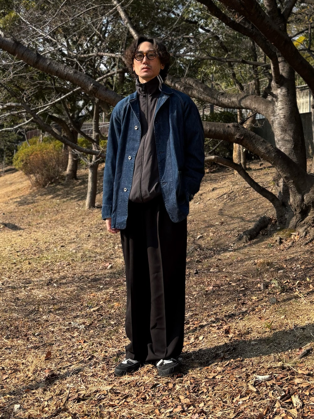 「レイヤードスタイル、アウターONアウター、スポーツミックス、メガネ男子、デニム、デニムジャケット、カバーオール、トラックジャケット、ナイロンジャケット、スラックス、スニーカー」｜「COMOLIのデニム ワークジャケット / NAVY（カバーオール、ブルー系）」を使った、Kottamさん（メンズ・170cm）の冬コーディネートの1枚目の写真