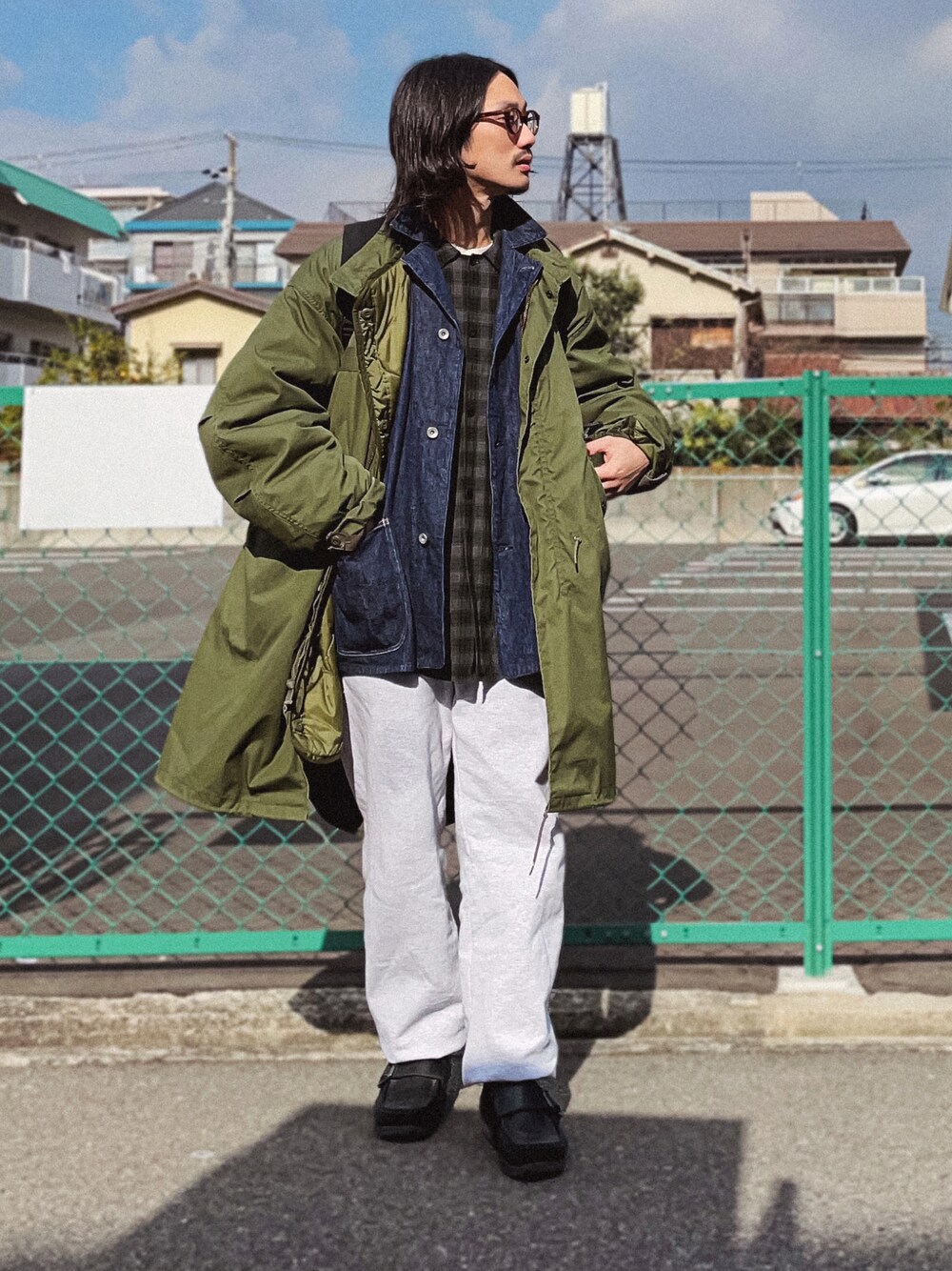 「クリスマスに着たい服、レイヤードスタイル、オーバーサイズ、ビッグシルエット、古着MIX、アースカラー、ミリタリー、M65、モッズコート、デニムジャケット、カバーオール、チェックシャツ、スウェットパンツ、革靴、guepard」｜「VINTAGEのU.S.ARMY M-65 Field Parka（モッズコート、グリーン系）」を使った、Kottamさん（メンズ・170cm）の冬コーディネートの1枚目の写真