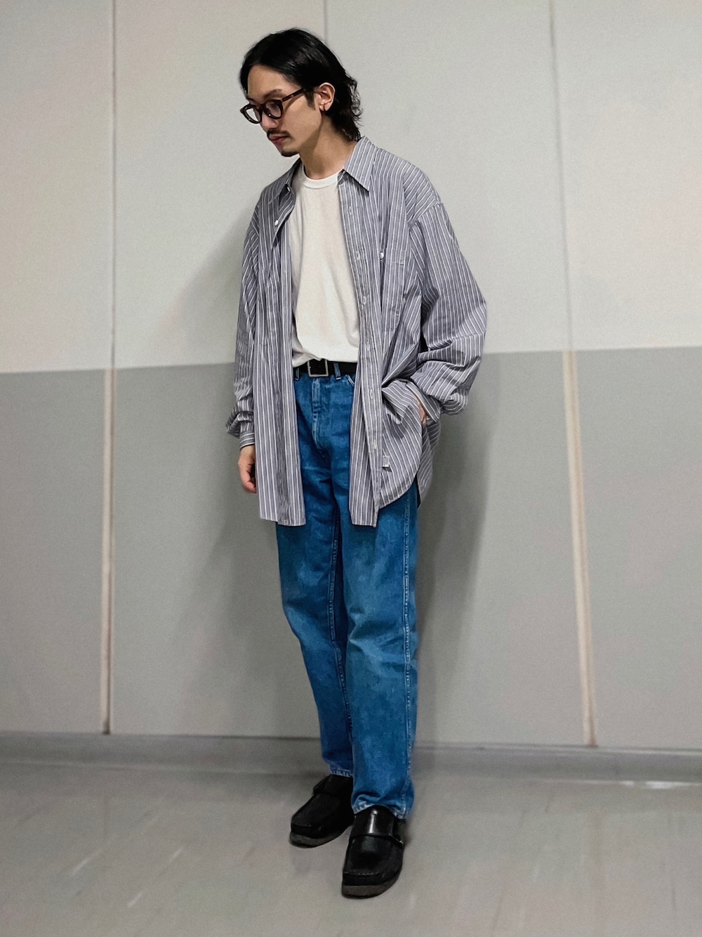 「ワントーンコーデ、オーバーサイズ、ビッグシルエット、ストライプシャツ、白Tシャツ、タックイン、デニム、革靴、guepard」｜「Marvine Pontiak shirt makersのMilitary SH 2（シャツ/ブラウス、ブルー系）」を使った、Kottamさん（メンズ・170cm）の秋コーディネートの1枚目の写真