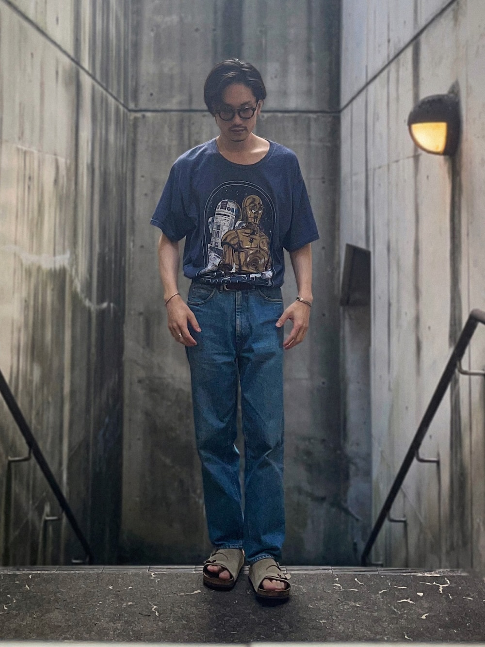 「アツいコーデ全部見せ、メガネ男子、古着MIX、タックイン、古着、プリントT、ムービーTシャツ、デニム、サンダル、シルバーアクセサリー、guepard、ERA.」｜「USEDのSTAR WARS R2D2 & C3PO TEE（Tシャツ/カットソー、ブラック系）」を使った、Kottamさん（メンズ・170cm）の夏コーディネートの1枚目の写真