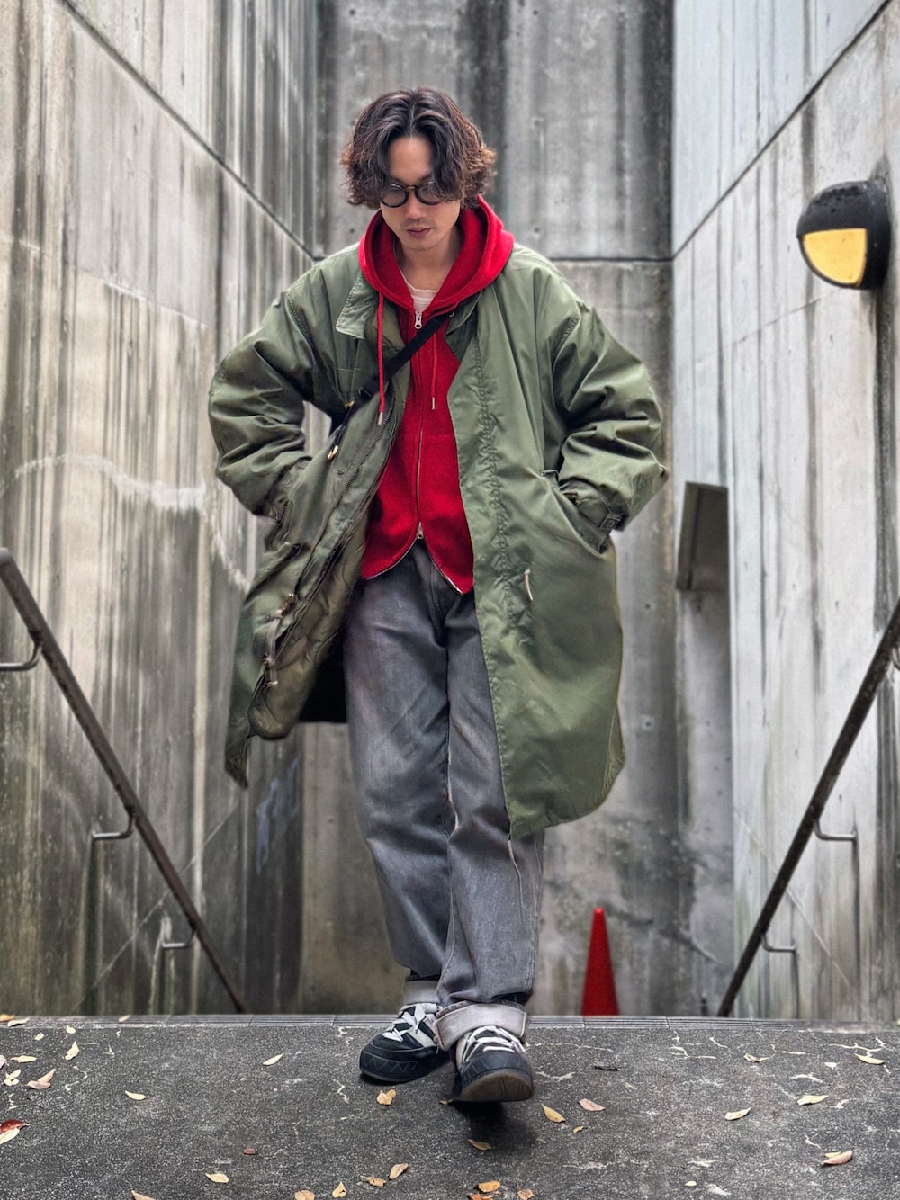 「最近のいい感じコーデ、冬アウター、古着MIX、メガネ男子、M65、モッズコート、パーカー、ジップアップ、デニム、ブラックデニム、スニーカー、ショルダーバッグ」｜「VINTAGEのU.S.ARMY M-65 Field Parka（モッズコート、グリーン系）」を使った、Kottamさん（メンズ・170cm）の冬コーディネートの1枚目の写真