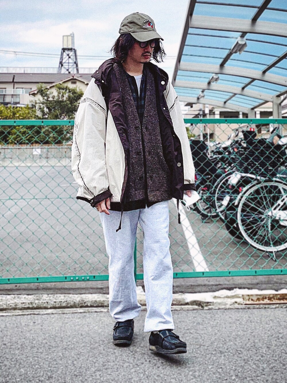 「レイヤードスタイル、メガネ男子、グランジ、インサイドアウト、リバーシブル、古着MIX、キャップ、ミリタリー、ブルゾン、カーディガン、チェックシャツ、スウェットパンツ、革靴、issuethings、guepard」｜「ISSUETHINGSのTYPE-3(POLYESTER×RAYON) BROWN WASHED（ブルゾン、ブラウン系）」を使った、Kottamさん（メンズ・170cm）の春コーディネートの1枚目の写真