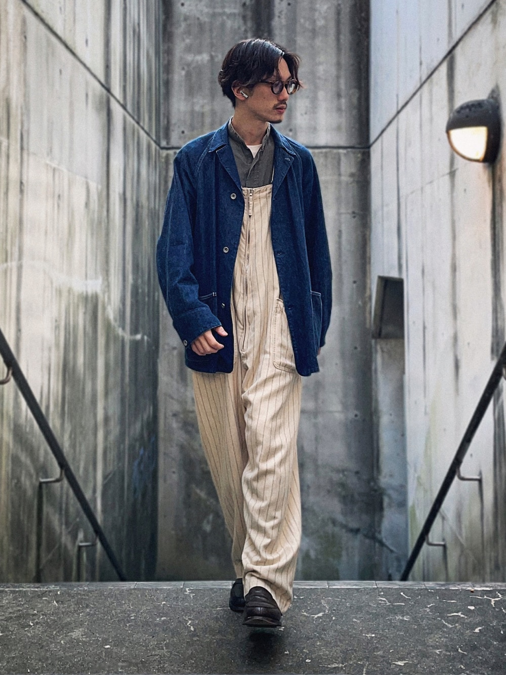 「いまどきジャケット写真、メガネ男子、デニム、デニムジャケット、カバーオール、バンドカラーシャツ、プルオーバー、白Tシャツ、オーバーオール、サロペット、革靴、ローファー、guepard」｜「COMOLIのデニム ワークジャケット / NAVY（カバーオール、ブルー系）」を使った、Kottamさん（メンズ・170cm）の春コーディネートの1枚目の写真