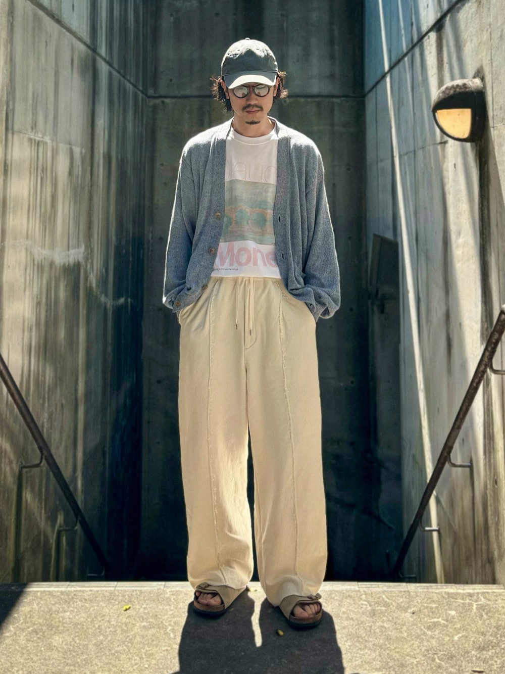 「夏だ！Tシャツ着よう！、古着MIX、キャップ、メガネ男子、カーディガン、Tシャツ、アートTシャツ、スウェットパンツ、ワイドパンツ、サンダル」｜「PhlannelのLINEN COTTON GUERNSEY CARDIGAN (COPEN BLUE)（カーディガン/ボレロ、ブルー系）」を使った、Kottamさん（メンズ・170cm）の夏コーディネートの1枚目の写真