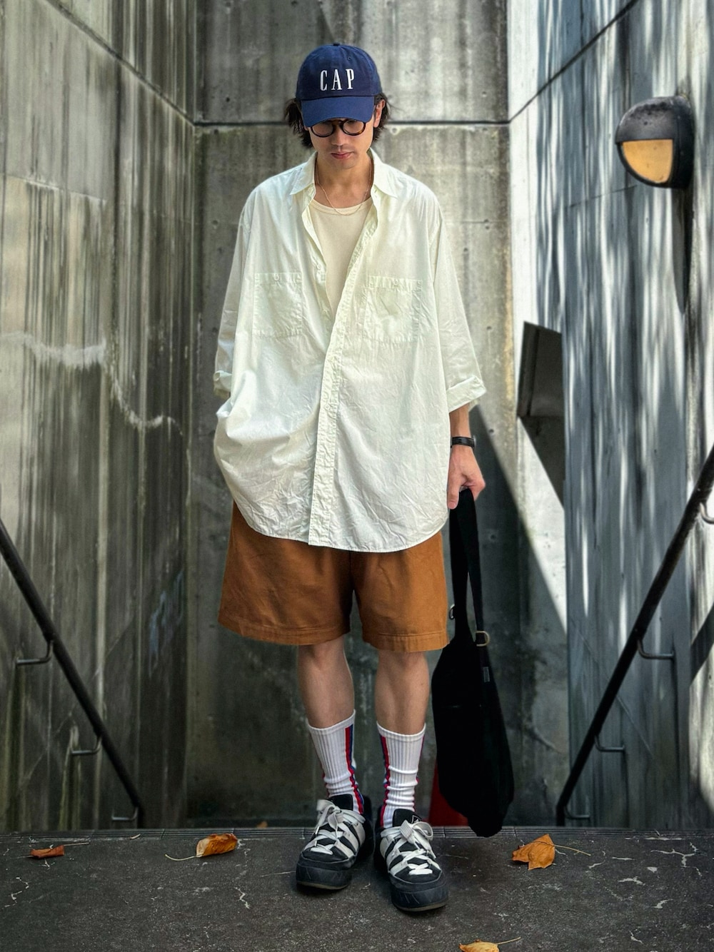 「アツいコーデ全部見せ、オーバーサイズ、メガネ男子、キャップ、ワークシャツ、タンクトップ、ショートパンツ、ソックス、スニーカー、ショルダーバッグ、トートバッグ」｜「HERILLのSuvin Work Shirts（シャツ/ブラウス、グリーン系）」を使った、Kottamさん（メンズ・170cm）の夏コーディネートの1枚目の写真