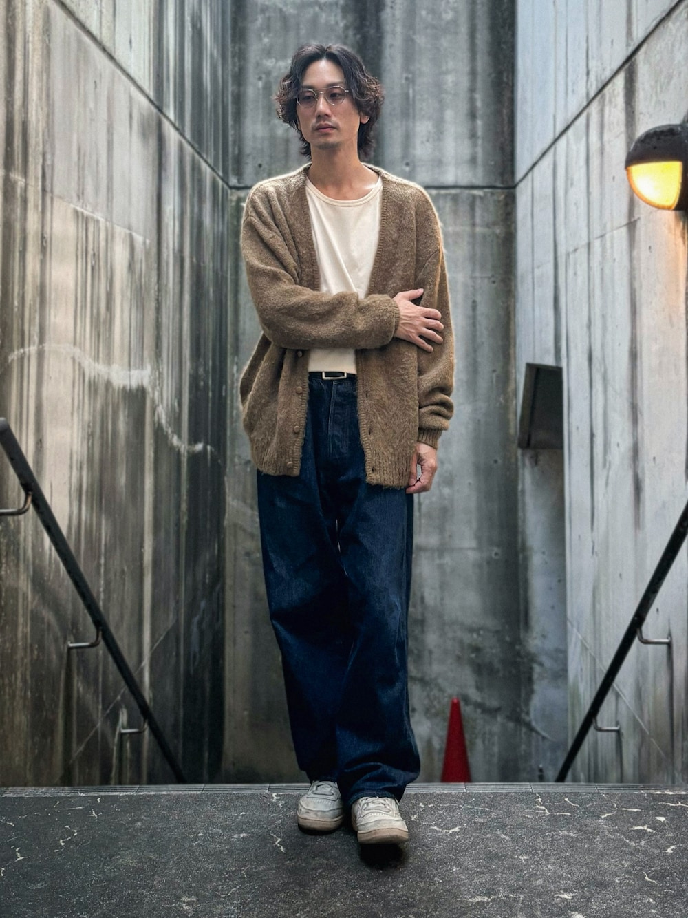 「ゆるコーデ、オーバーサイズ、メガネ男子、モヘヤニット、カーディガン、タンクトップ、タックイン、デニム、スニーカー」｜「WAIPER.incのモヘアニット カーディガン SOLID WAIPER.inc【WP1072】（カーディガン/ボレロ、ブラウン系）」を使った、Kottamさん（メンズ・170cm）の秋コーディネートの1枚目の写真
