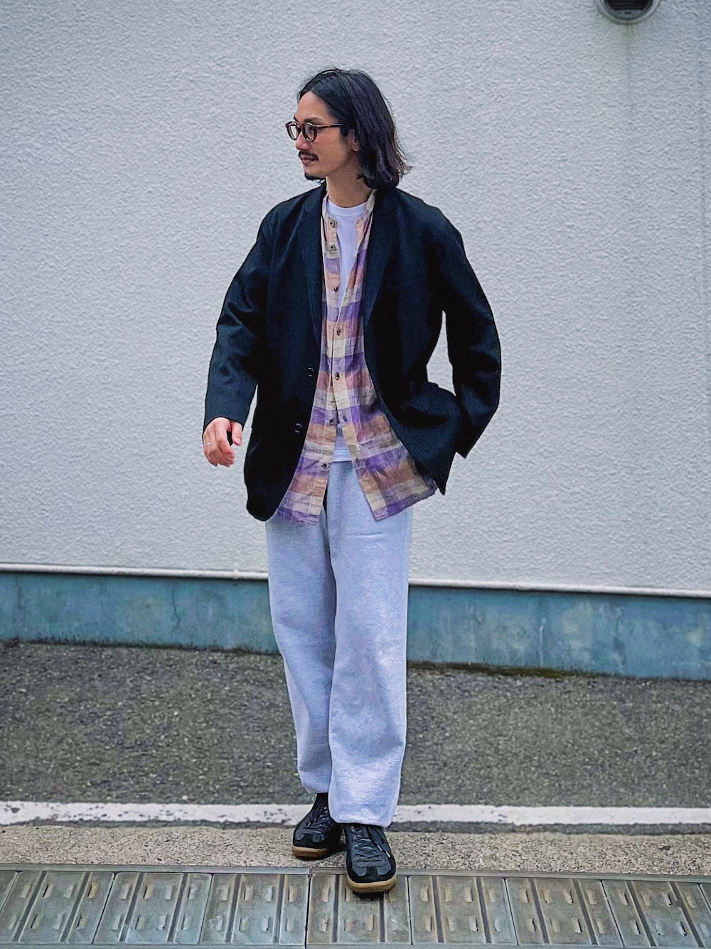「メガネ男子、テーラードジャケット、チェックシャツ、バンドカラーシャツ、リネンシャツ、白Tシャツ、スウェットパンツ、ジャーマントレーナー、guepard」｜「GraphpaperのGraphpaper SELVAGE WOOL JACKET（ジャケット/アウター、ブラック系）」を使った、Kottamさん（メンズ・170cm）の春コーディネートの1枚目の写真
