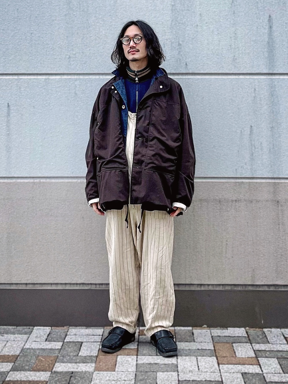 「レイヤードスタイル、メガネ男子、オーバーサイズ、ミリタリー、ブルゾン、デニム、カバーオール、ワークジャケット、ハーフジップ、ニット、オーバーオール、サロペット、革靴、guepard、issuethings」｜「ISSUETHINGSのTYPE-3(POLYESTER×RAYON) BROWN WASHED（ブルゾン、ブラウン系）」を使った、Kottamさん（メンズ・170cm）の春コーディネートの1枚目の写真