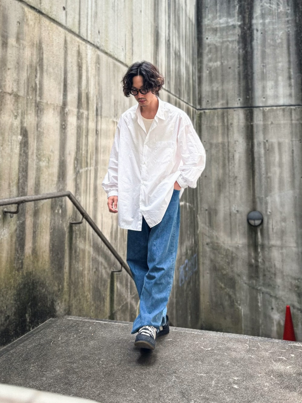 「シンプルコーデ、オトナカジュアル、オーバーサイズ、メガネ男子、白シャツ、デニム、ブリーチデニム、スニーカー」｜「GraphpaperのBroad L/S Oversized Regular Collar Shirt（シャツ/ブラウス、ホワイト系）」を使った、Kottamさん（メンズ・170cm）の春コーディネートの1枚目の写真