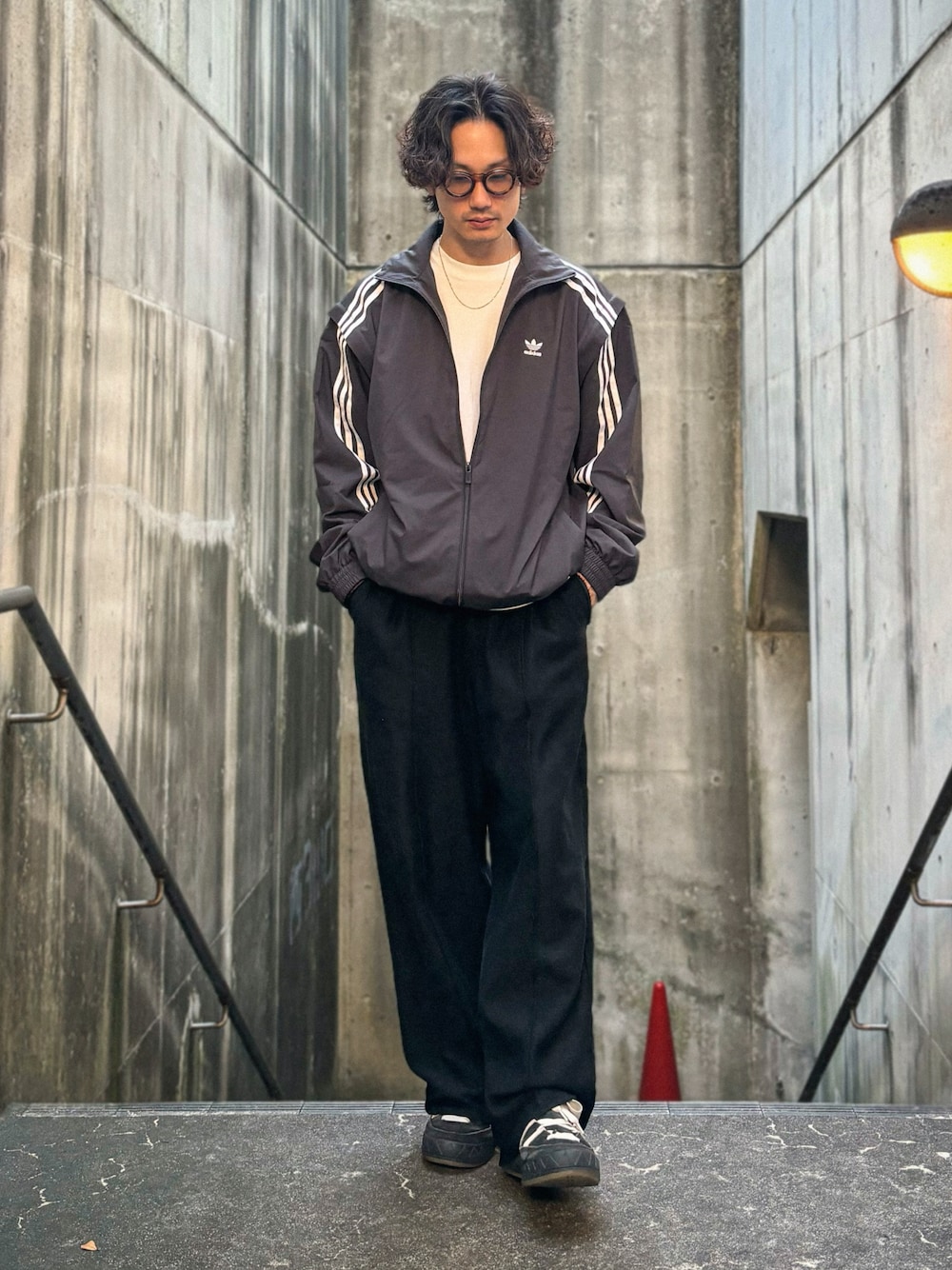 「秋っぽコーデ更新中、スポーツミックス、レイヤードスタイル、オーバーサイズ、モノトーン、メガネ男子、トラックジャケット、ナイロンジャケット、白Tシャツ、スウェットパンツ、スニーカー」｜「adidasのAdilenium シーズン 2 オーバーサイズ ジップオフトラックトップ（ジェンダーニュートラル）/ アディダスオリジナルス adidas Originals（ナイロンジャケット、ブラック系）」を使った、Kottamさん（メンズ・170cm）の秋コーディネートの1枚目の写真