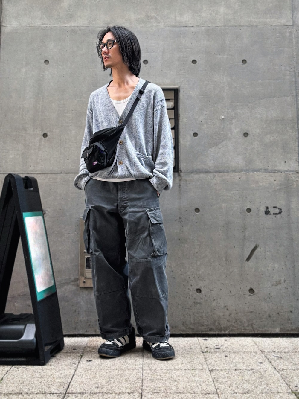 ホワイト系のTシャツ/カットソー、ブラック系のスニーカー、ブルー系のカーディガン/ボレロを着用したメンズの秋コーディネートの1枚目の写真