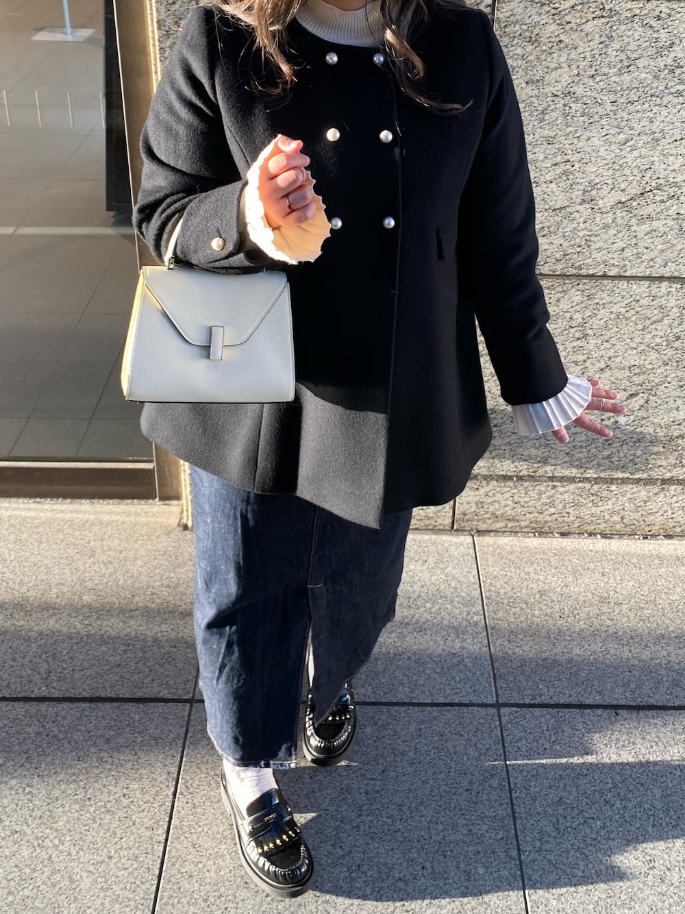 「休日スタイル、大人かわいい、大人ガーリー、大人可愛い、スカートスタイル、デニムスカート、パール、ローファー、袖コンシャス、袖フリル、ハイネック、ハイネックニット、ワンハンドルバッグ、ぽっちゃり、プラスサイズ」｜「Valextraのミニ イジィデ（ハンドバッグ、ホワイト系）」を使った、繭さん（レディース・159cm）の冬コーディネートの1枚目の写真