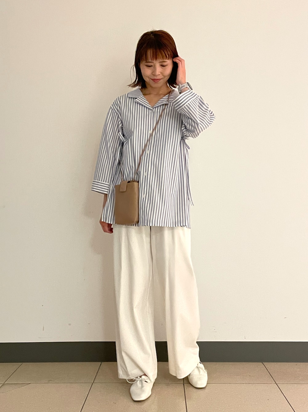 「春コーデ、春、大人かわいい、休日スタイル、ストライプ、シャツスタイル、白パンツ、ミニショルダー、ストライプシャツ、パンツスタイル、collex」｜「collexの【セットアップ対応】フレアパンツ（その他パンツ、ホワイト系）」を使った、いちえさん（レディース・156cm）の春コーディネートの1枚目の写真