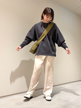 「サテンパンツ」｜「アイテム（ゴールド系）」を使った、いちえさん（レディース・156cm）の春コーディネート