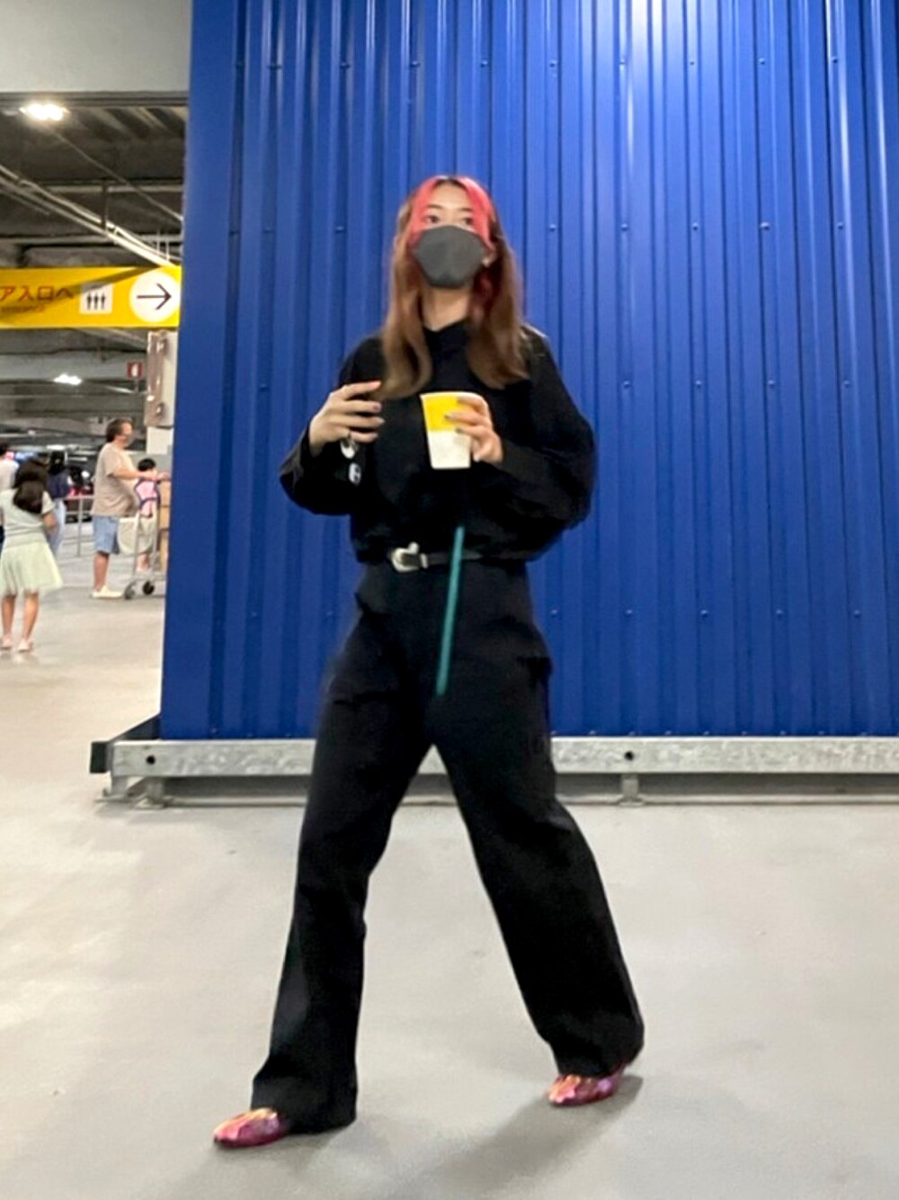 「チャイナシューズ、IKEA、ブラックコーデ、ハイトーンカラー、オトナカジュアル、休日スタイル、低身長、フォローミー、いいね、save、フォローお願いします🤑」｜「紅生姜ヘア＾＾のアイテム（その他、レッド系）」を使った、、さん（レディース・156cm）の冬コーディネートの1枚目の写真