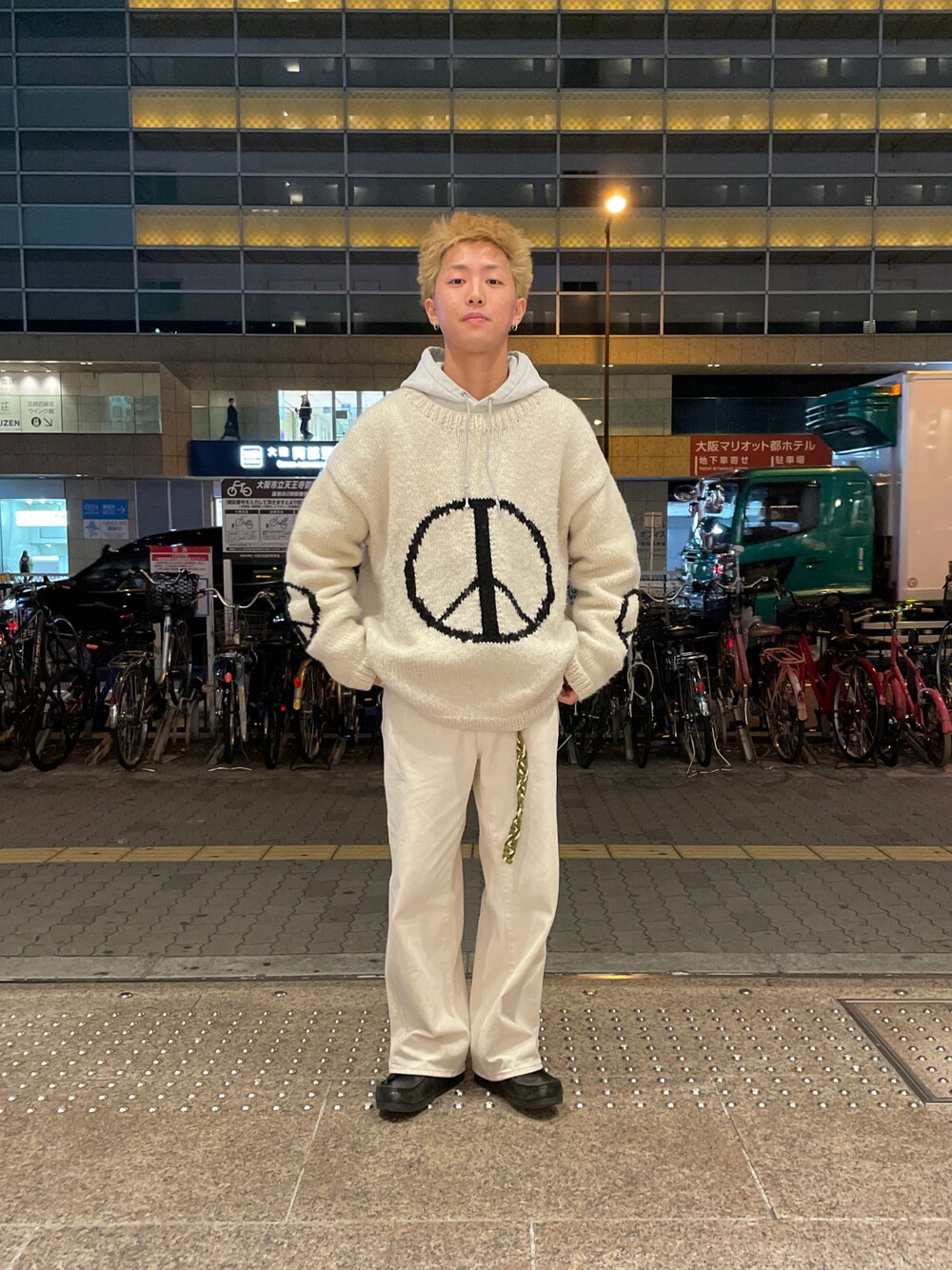 「macmahonknittingmills、REVERSE WEAVE、vaporize、baloriginal、clarks、冬コーデ、革靴、オールホワイト、パーカー」｜「VAPORIZEのVAPORIZE / Monroe 5Pocket Denim（デニムパンツ、ホワイト系）」を使った、SoTaさん（メンズ・169cm）の冬コーディネートの1枚目の写真
