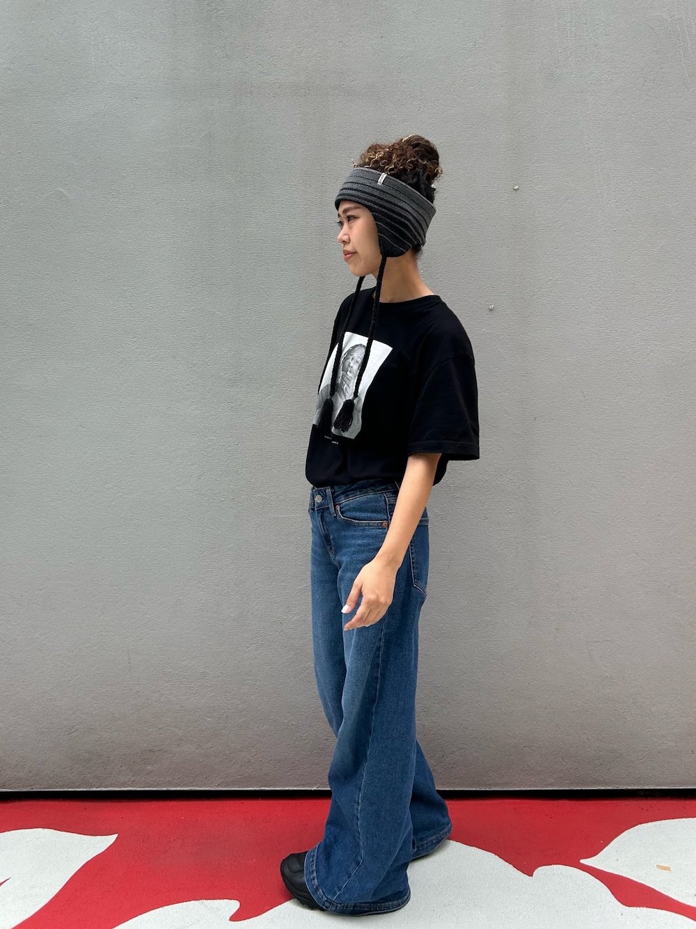 ブラック系のTシャツ/カットソー、ブルー系のデニムパンツ、ブラック系のスニーカーを着用したレディースの夏コーディネートの1枚目の写真