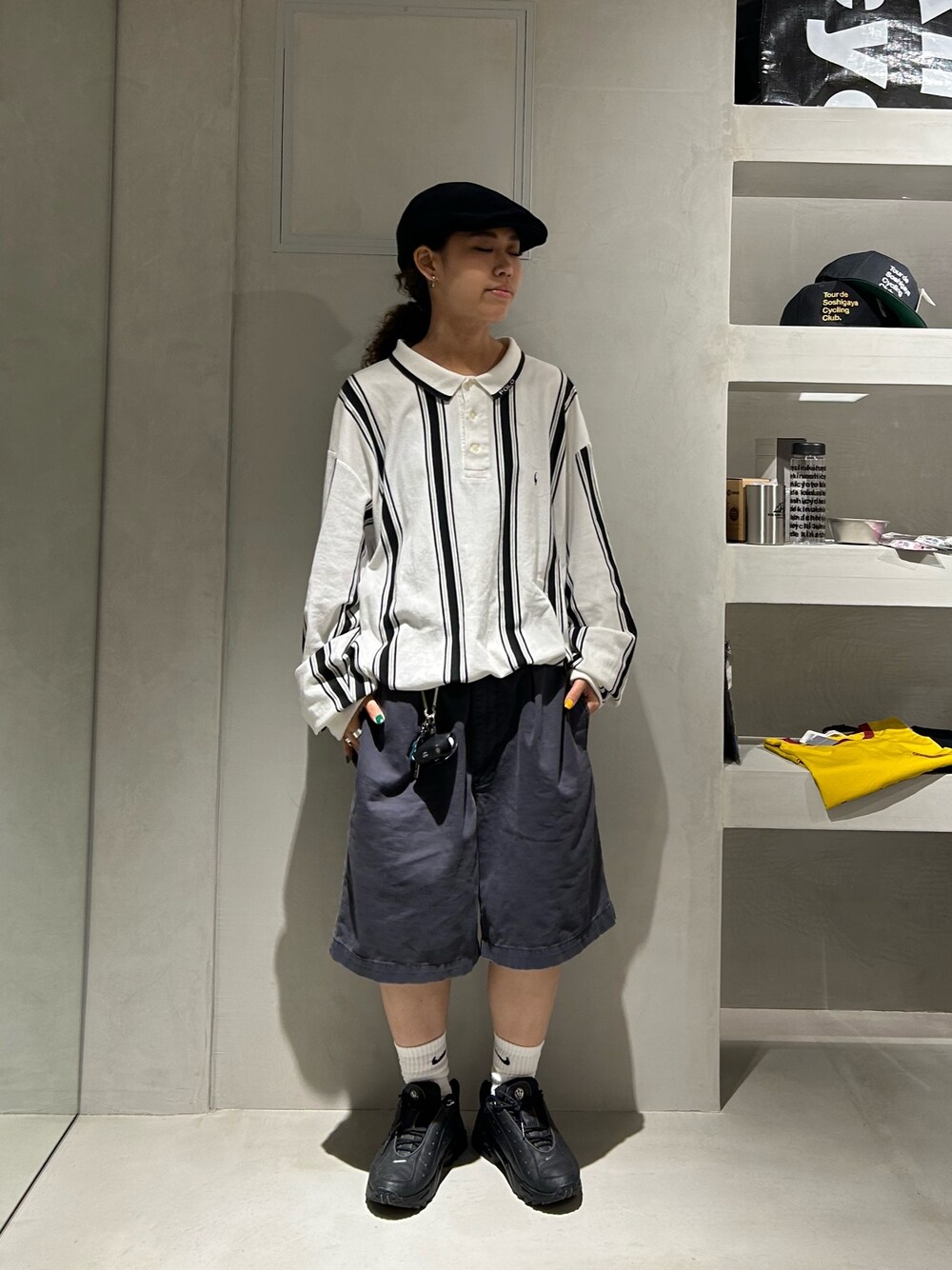 ホワイト系のシャツ/ブラウス、グレー系のパンツ、ブラック系のスニーカーを着用したレディースの秋コーディネートの1枚目の写真