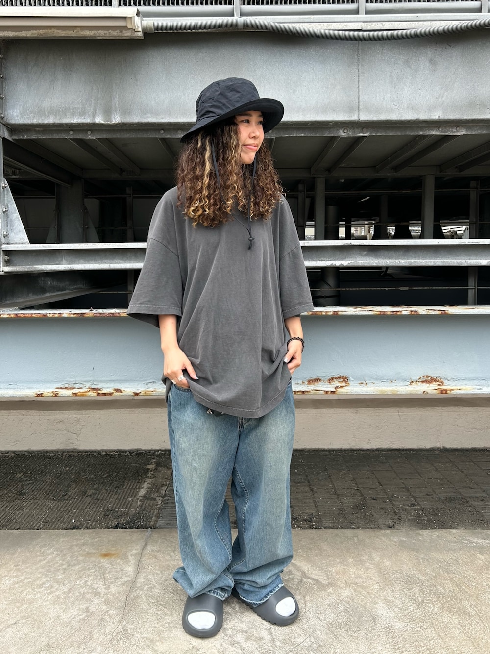 グレー系のTシャツ/カットソー、グレー系のサンダル、ブルー系のデニムパンツを着用したレディースの夏コーディネートの1枚目の写真