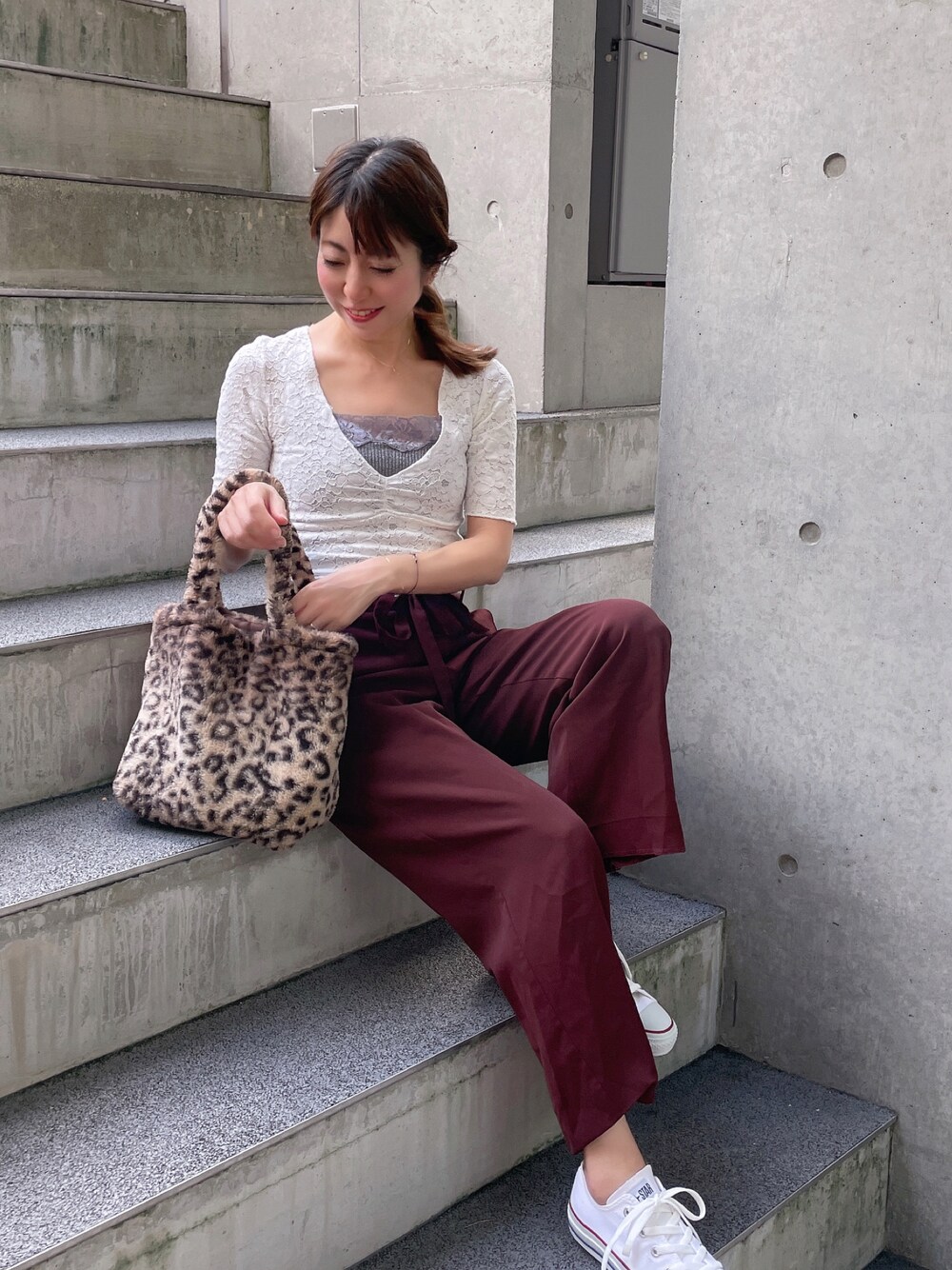 「秋のコーデ、秋服準備はじめました、秋色、ファーバッグ、ファー小物、コンバース、コンバース オールスター、オールスター、白スニーカー、ゴールドアクセ、受注会、イニシャル(モチーフ)、ジュエリー」｜「NANO universeのドライタッチストレートパンツ（その他パンツ、ブラウン系）」を使った、euro flat PRESS lisaさん（レディース・157cm）の秋コーディネートの1枚目の写真