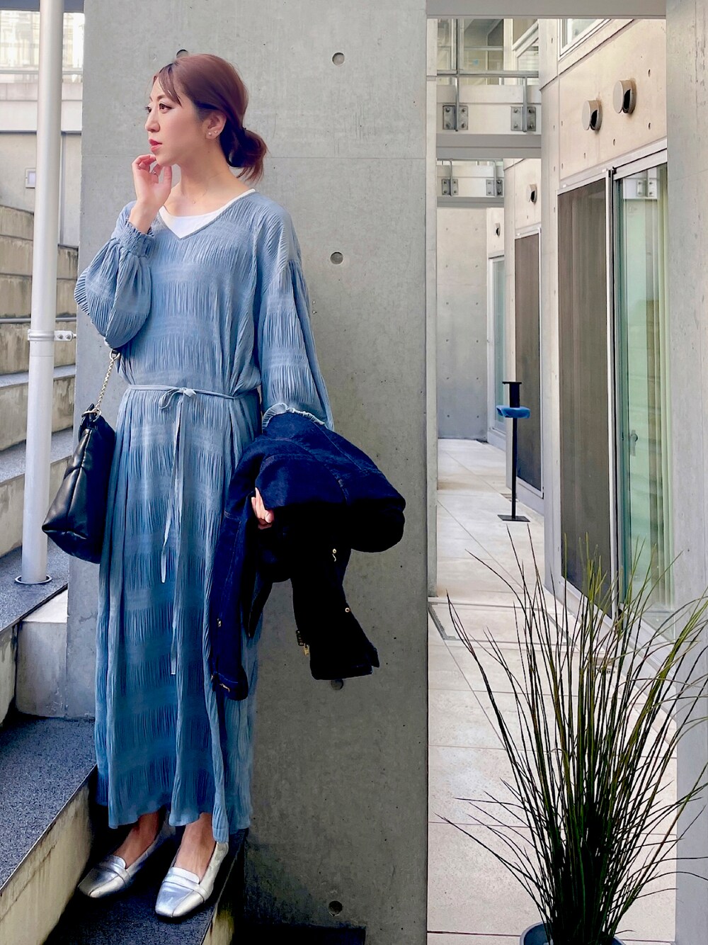 ブルー系のドレス、ブルー系のデニムジャケット、シルバー系のローファーを着用したレディースの夏コーディネートの1枚目の写真