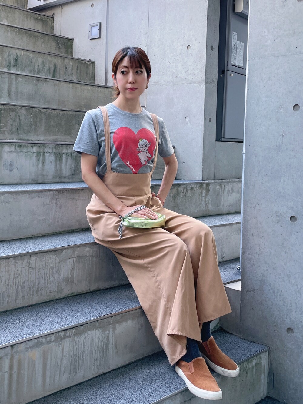 「T-SHIRT、Tシャツ、sheepnation、sheepnationapparel、サロペット、ニッセン、nissen、スリッポン、スリッポンスニーカー、台湾ブランド、ZARA、ZARAバッグ、ベージュ、動物モチーフ、ゴールドアクセ」｜「E hyphen world galleryの・P起毛サロペット（サロペット/オーバーオール、ベージュ系）」を使った、euro flat PRESS lisaさん（レディース・157cm）の秋コーディネートの1枚目の写真