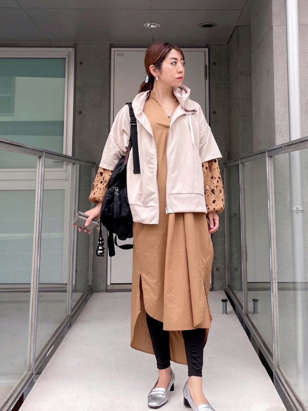 「スキッパーシャツ、シャツワンピ、シャツワンピース、レーススリーブ、ジップアップパーカー、半袖パーカー、kicks、レザー小物、ニッセン、ローファー」｜「NISSENのアイテム（パーカー、ベージュ系）」を使った、euro flat PRESS lisaさん（レディース・157cm）の秋コーディネートの1枚目の写真