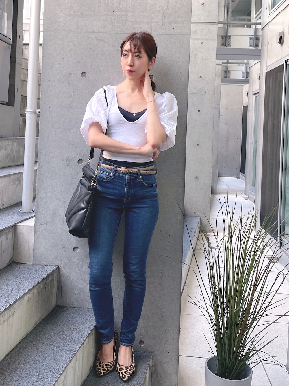 「ネックレス、denim、ショルダーバッグ、ZARA、シンプルコーデ、ゴールドアクセ、leopard、pumps、ボリュームスリーブ、オトナカジュアル、zara woman、バルーンスリーブ、skinny jeans、white tee、ボリューム袖」｜「AZUL by moussyのローライズベーシックスキニーデニム（デニムパンツ、ブルー系）」を使った、euro flat PRESS lisaさん（レディース・157cm）の秋コーディネートの1枚目の写真