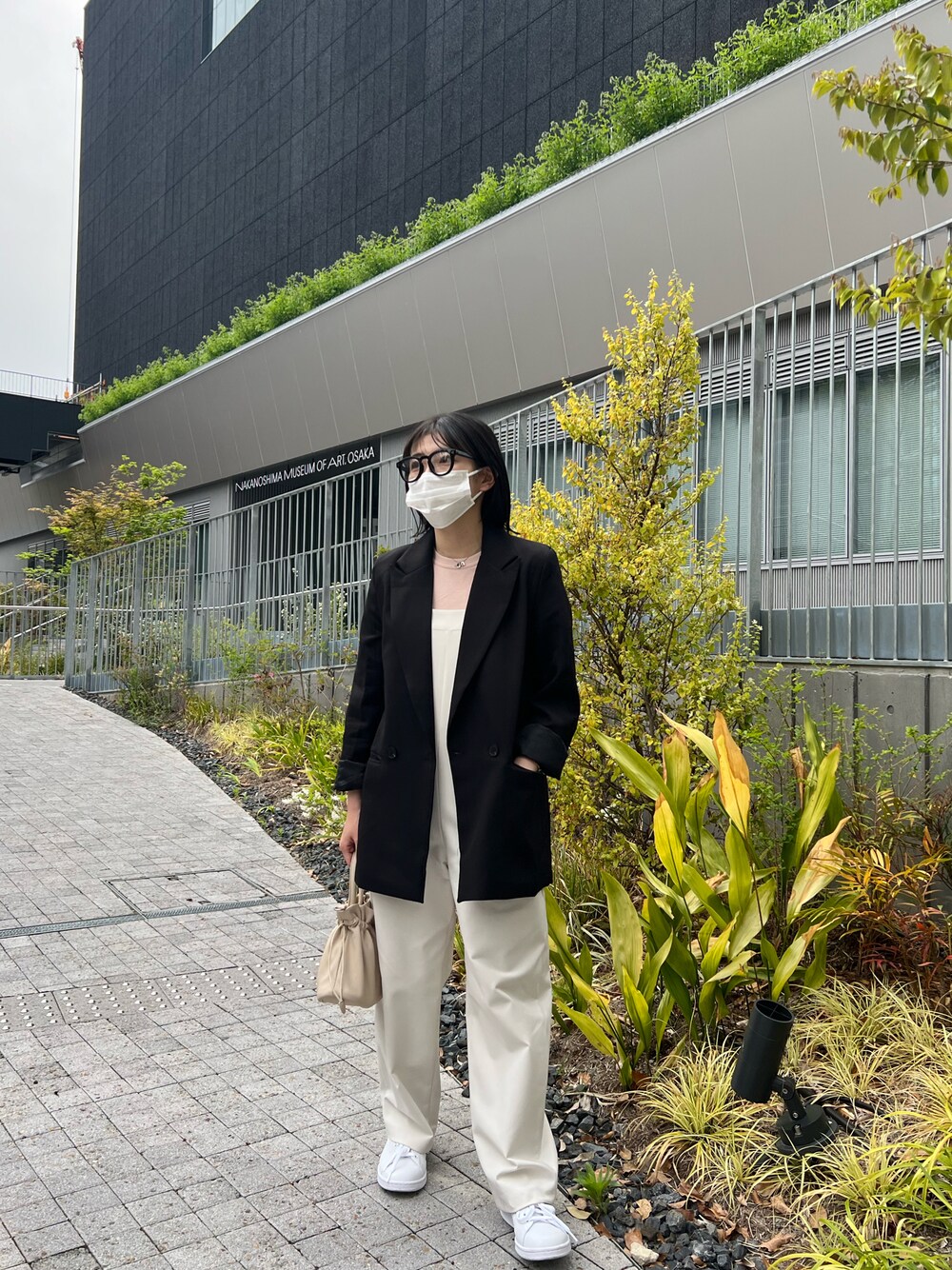 ホワイト系のサロペット/オーバーオール、ホワイト系のスニーカー、ホワイト系のバッグを着用したレディースの春コーディネートの1枚目の写真