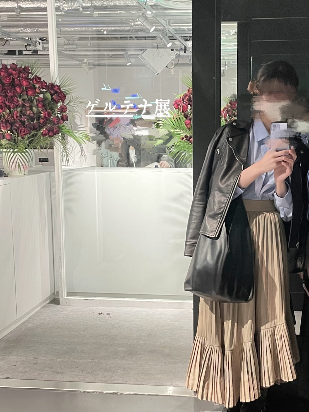 「ゲルテナ展、美術館コーデ、ロングスカート、シャツスタイル」｜「Fashion Letterのエコレザー ダブルライダースジャケット ライトアウター（ライダースジャケット、ブラック系）」を使った、むぎちゃんさん（レディース・163cm）の春コーディネートの1枚目の写真