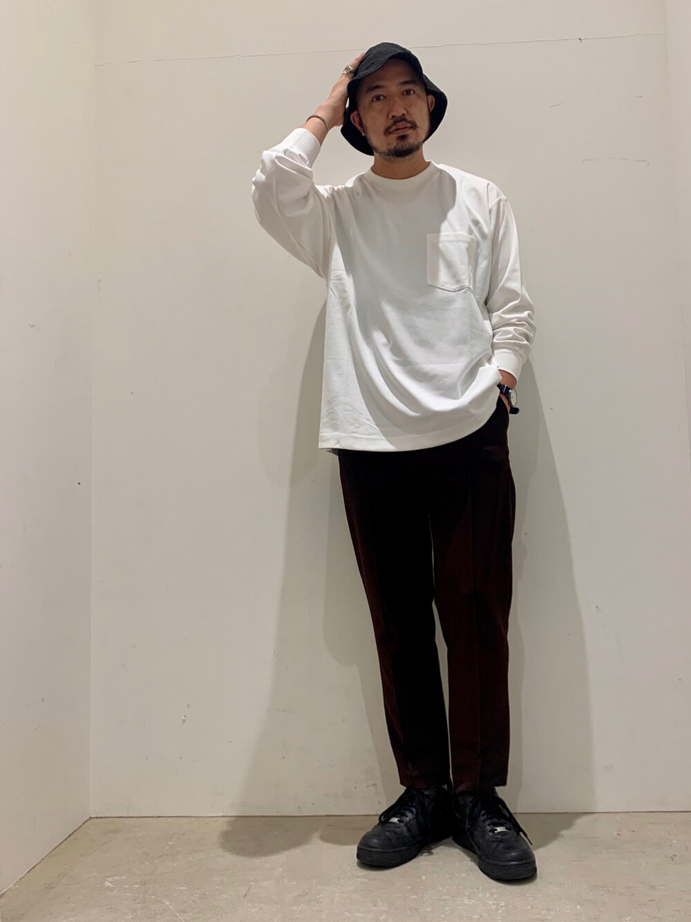 ホワイト系のTシャツ/カットソーを着用したメンズの秋コーディネートの1枚目の写真