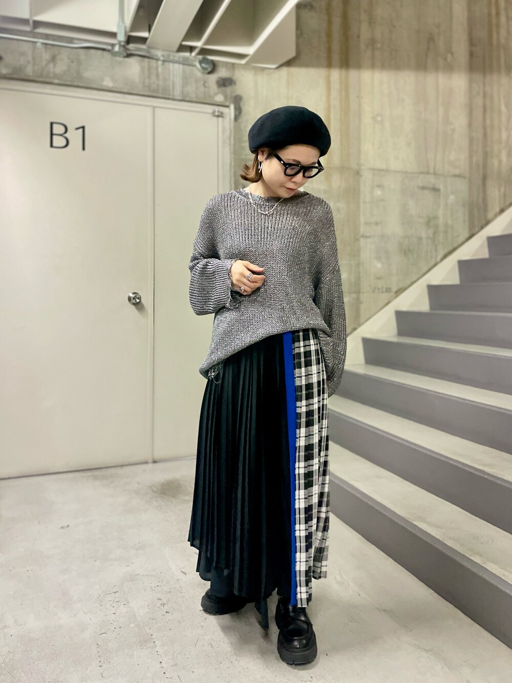 「冬コーデ、ローファー、チェックスカート、プリーツスカート、スカートスタイル、ビーセカンド、B'2nd」｜「NOUNLESSのアイテム（ニット/セーター、シルバー系）」を使った、キムラアスミさん（レディース・156cm）の冬コーディネートの1枚目の写真