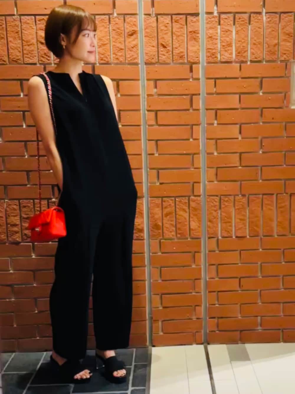「お出かけコーデ、きれいめカジュアル」｜「UNITED ARROWS & SONSのUNITED ARROWS & SONS by DAISUKE OBANA WOMEN ALL IN ONE†（つなぎ/オールインワン、ブラック系）」を使った、中山こころさん（レディース・160cm）の夏コーディネートの1枚目の写真