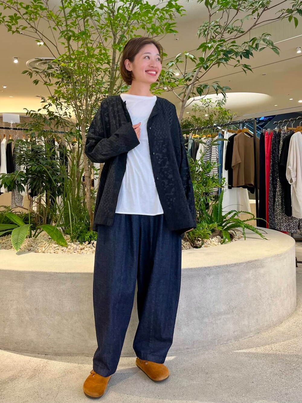 ブラック系のシャツ/ブラウス、ブルー系のデニムパンツ、ホワイト系のTシャツ/カットソーを着用したレディースの夏コーディネートの1枚目の写真