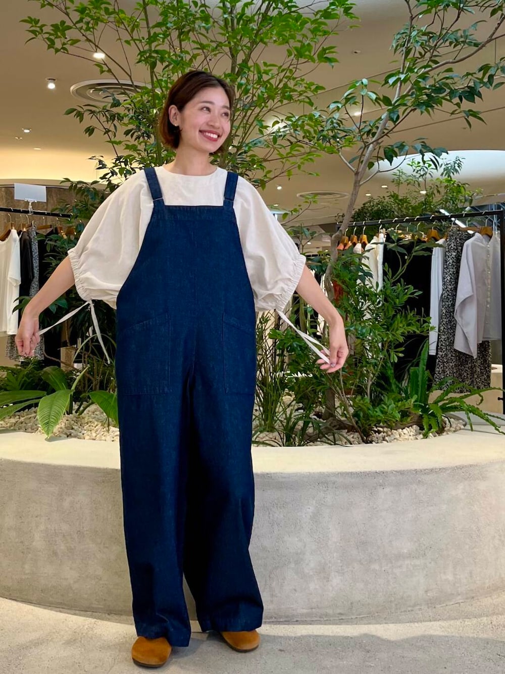 ベージュ系のシャツ/ブラウス、ブルー系のサロペット/オーバーオールを着用したレディースの夏コーディネートの1枚目の写真