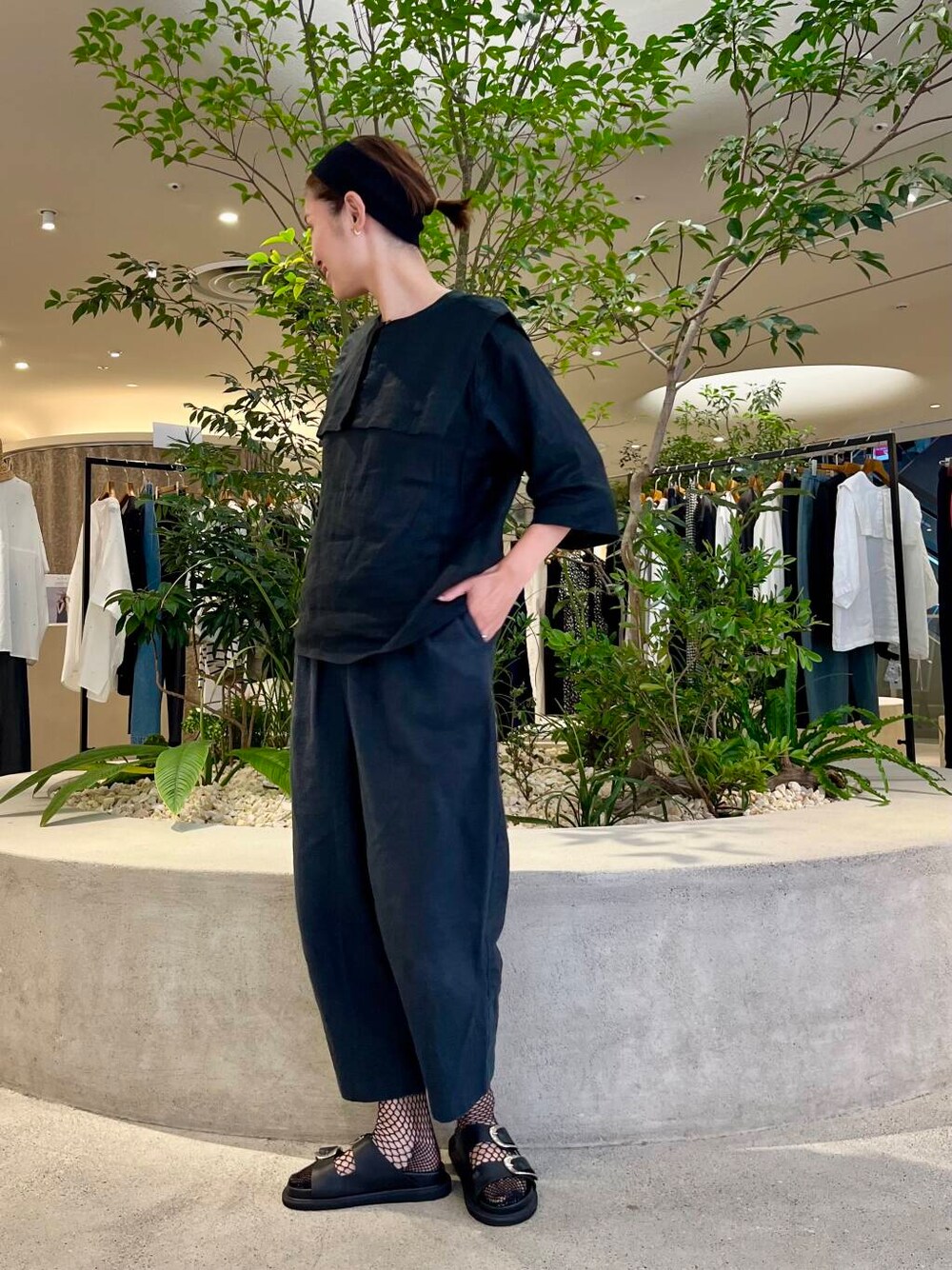 ブラック系のその他パンツ、ブラック系のシャツ/ブラウスを着用したレディースの夏コーディネートの1枚目の写真