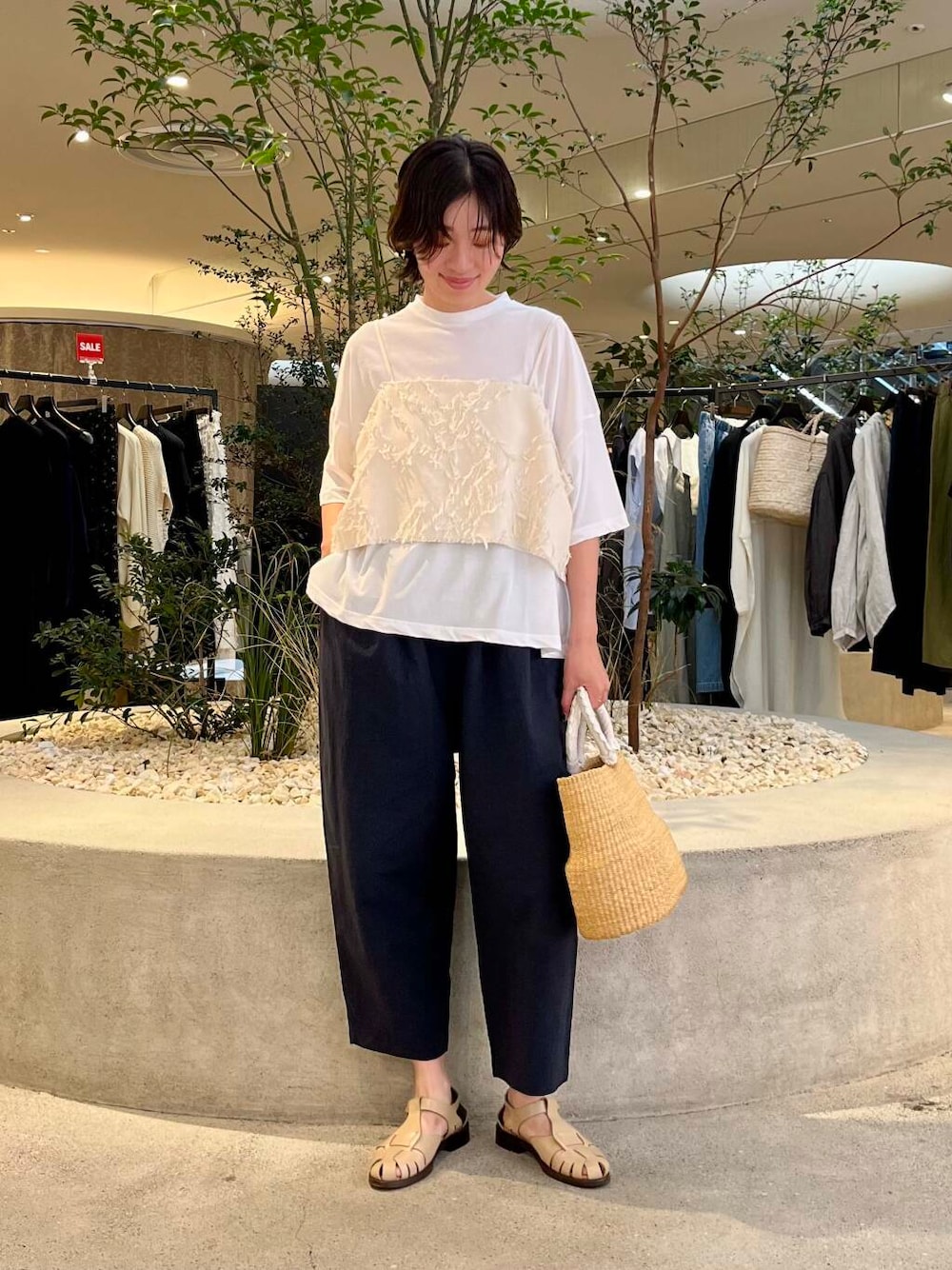 「大人カジュアル、ママコーデ、かぐれ、リネン、newarrival、休日スタイル、40代、きれいめ派のtシャツコーデ、ストレート×ブルベ冬」｜「かぐれのジャガードキャミソール（Tシャツ/カットソー、ホワイト系）」を使った、takagiさん（レディース・163cm）の夏コーディネートの1枚目の写真