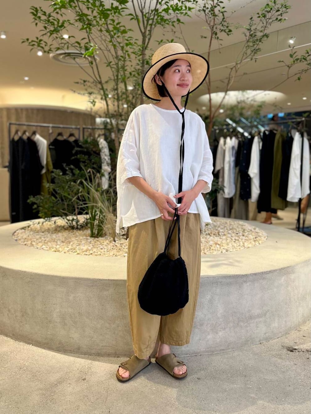 「大人カジュアル、ママコーデ、かぐれ、リネン、newarrival、休日スタイル、40代、ストレート×ブルベ冬、リネン着こなし術、夏の涼しげパンツコーデ、万能ブラウスコーデ、最旬サンダルスタイル、着回し力抜群シャツ」｜「かぐれのコットンクロップドパンツ（その他パンツ、ベージュ系）」を使った、takagiさん（レディース・163cm）の夏コーディネートの1枚目の写真