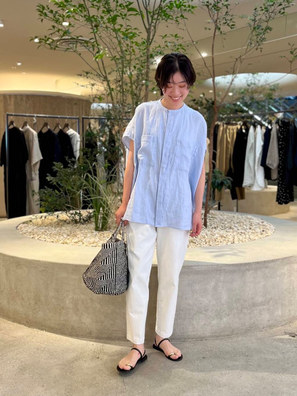 「大人カジュアル、ママコーデ、かぐれ、リネン、newarrival、休日スタイル、40代、ストレート×ブルベ冬、夏カラーコーデ、リネン着こなし術、夏の涼しげパンツコーデ、万能ブラウスコーデ、最旬サンダルスタイル、着回し力抜群シャツ」｜「かぐれのコットンストレッチイージーパンツ（その他パンツ、ホワイト系）」を使った、takagiさん（レディース・163cm）の夏コーディネートの1枚目の写真