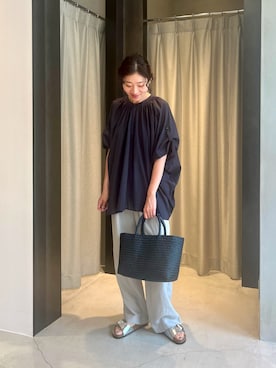 「URBAN RESEARCH DOORS（アーバンリサーチドアーズ）のコットンボイルロールアップスリーブブラウス（シャツ/ブラウス、ブルー系）」を使った、takagi kotomiさん（レディース・163cm）の夏コーディネート