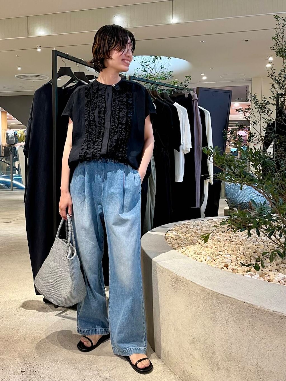 「大人カジュアル、ママコーデ、かぐれ、リネン、newarrival、休日スタイル、40代、ストレート×ブルベ冬、リネン着こなし術、万能ブラウスコーデ、最旬サンダルスタイル」｜「かぐれのフェードデニムイージーパンツ（デニムパンツ、ブルー系）」を使った、takagiさん（レディース・163cm）の夏コーディネートの1枚目の写真
