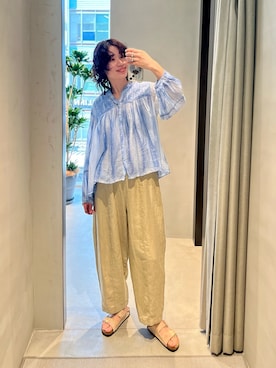 「かぐれ（カグレ）のピグメントダイピンタックブラウス（シャツ/ブラウス、ブルー系）」を使った、takagi kotomiさん（レディース・163cm）の春コーディネート