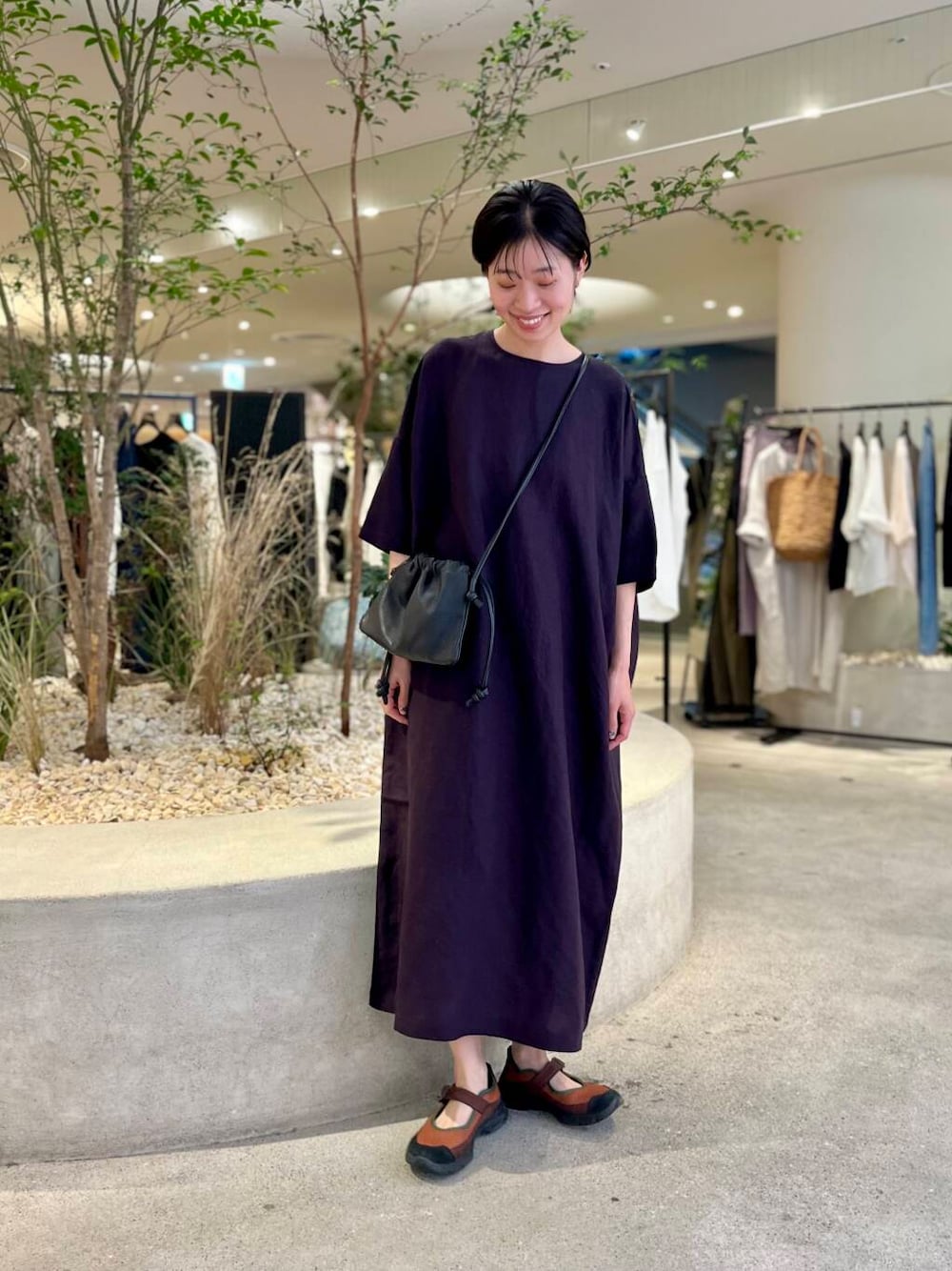 「大人カジュアル、ママコーデ、かぐれ、newarrival、休日スタイル、40代、ストレート×ブルベ冬、ワンピース×高身長」｜「かぐれの『2サイズ展開』リネンレーヨンワイドワンピース（ワンピース、グレー系）」を使った、takagiさん（レディース・163cm）の夏コーディネートの1枚目の写真
