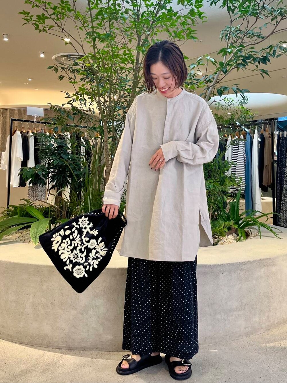 ベージュ系のTシャツ/カットソー、ブラック系のその他パンツを着用したレディースの夏コーディネートの1枚目の写真