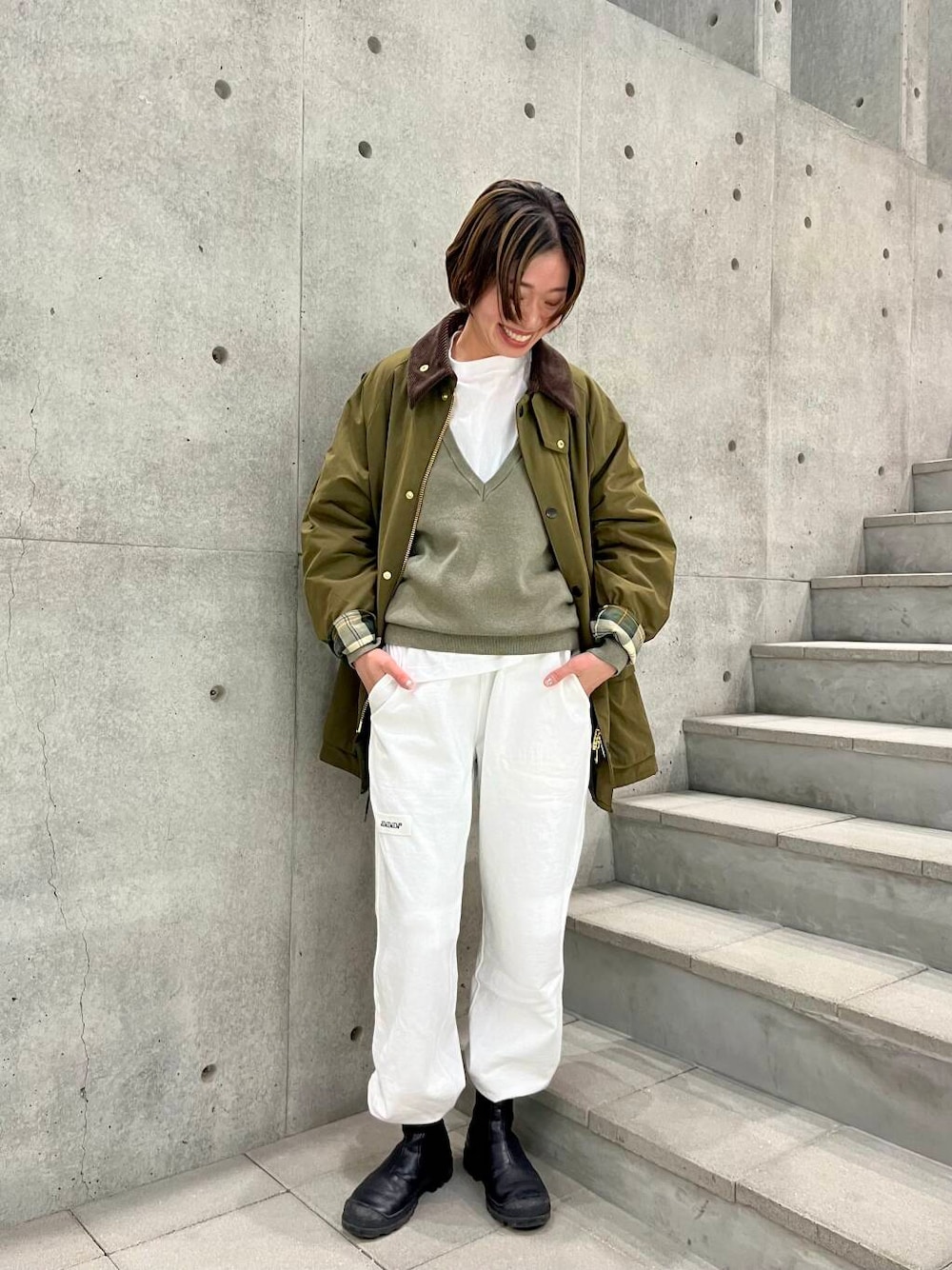 グリーン系のその他アウター、グリーン系のチュニック、ホワイト系のTシャツ/カットソーを着用したレディースの冬コーディネートの1枚目の写真