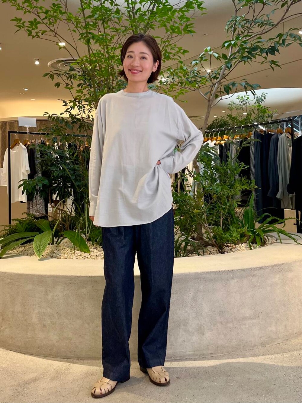 ブルー系のデニムパンツ、グレー系のシャツ/ブラウスを着用したレディースの夏コーディネートの1枚目の写真