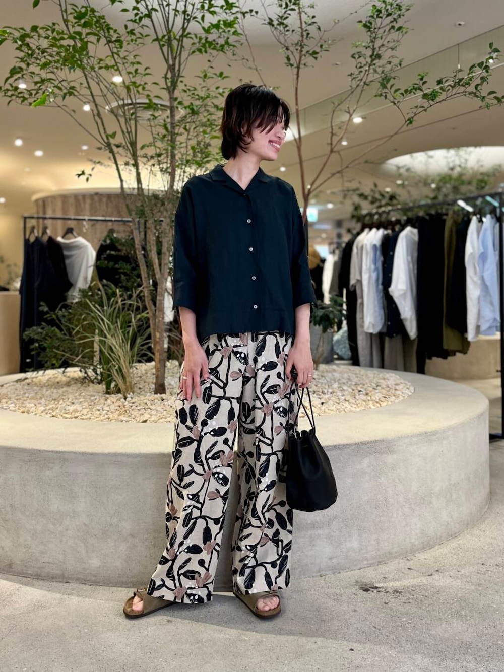「大人カジュアル、ママコーデ、かぐれ、リネン、newarrival、休日スタイル、40代、ストレート×ブルベ冬、スタッフのこれ買いました、リネン着こなし術、夏の涼しげパンツコーデ、万能ブラウスコーデ、着回し力抜群シャツ」｜「かぐれのコットンリネンプリントイージーパンツ（その他パンツ、ベージュ系）」を使った、takagiさん（レディース・163cm）の夏コーディネートの1枚目の写真