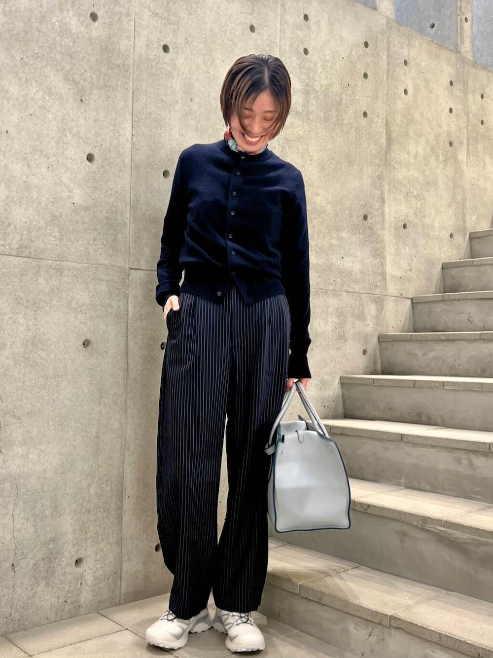 「アーバンリサーチ、newarrival、salomon、ストレート×ブルベ冬、extremecashmere、urbanresearchkyoto」｜「URBAN RESEARCHのカラーブロックペイントスカーフ（バンダナ/スカーフ、ピンク系）」を使った、takagiさん（レディース・163cm）の冬コーディネートの1枚目の写真