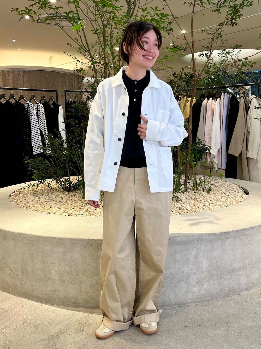 「かぐれ、newarrival、ストレート×ブルベ冬」｜「かぐれの『ユニセックス』デニムカバーオール（カバーオール、ホワイト系）」を使った、takagiさん（レディース・163cm）の春コーディネートの1枚目の写真